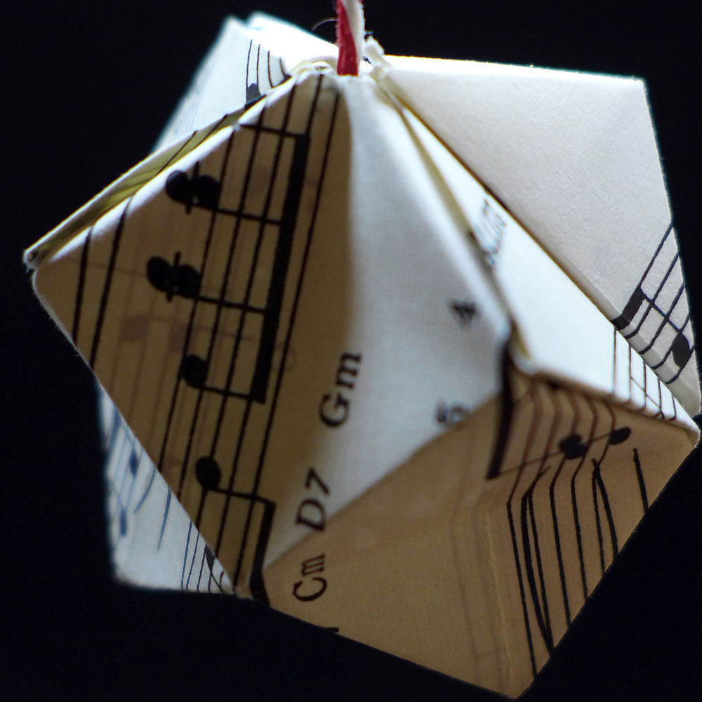 Musical crystals garland 