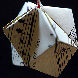 Musical crystals garland