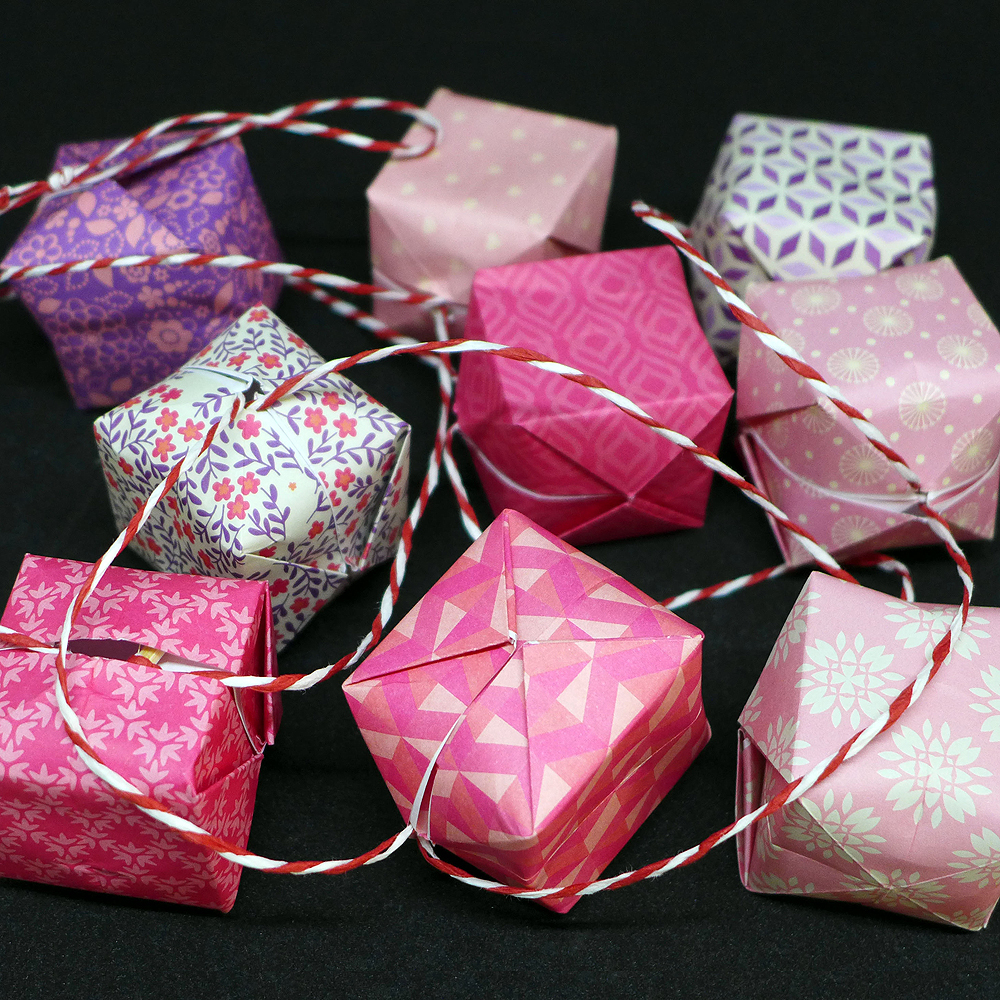 Pink boxes garland 